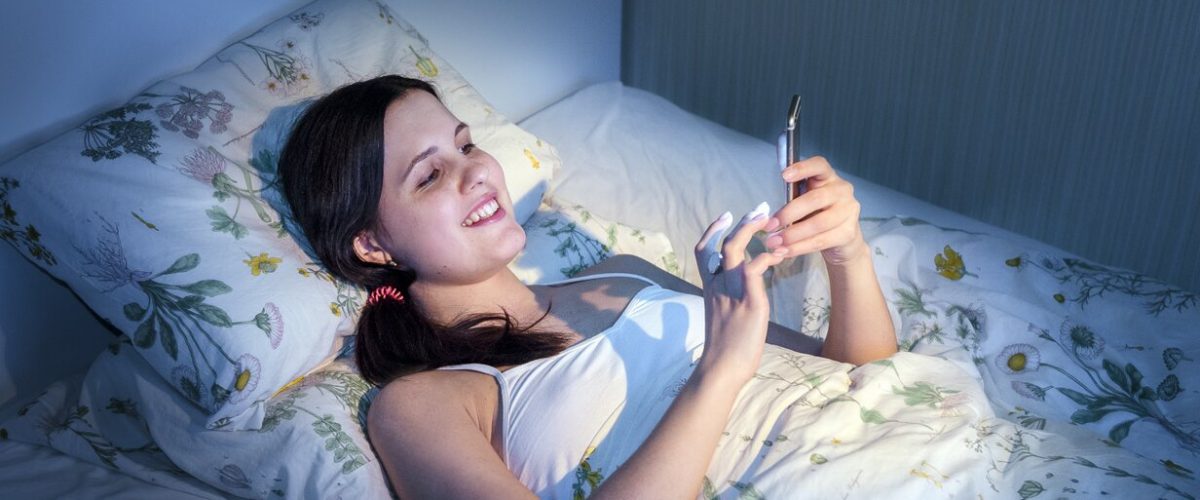 rsz_girl-in-bed-scrolling-her-phone-at-night-23776xx