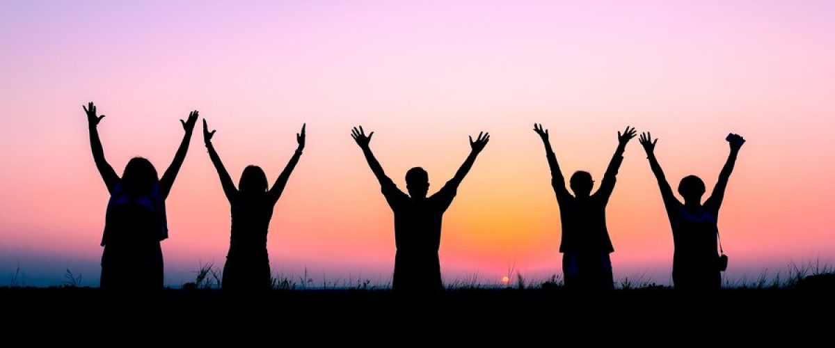 rsz_happy-people-and-sunset-rm2fzfl